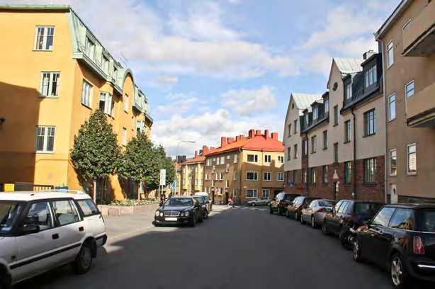 1970-90-talsbebyggelsen som kompletterar kvartersstaden och är uppförd i en beintlig gatumiljö är oftast helt anpassad till denna i skala och med en efterhärmande stil som idag kan ses som