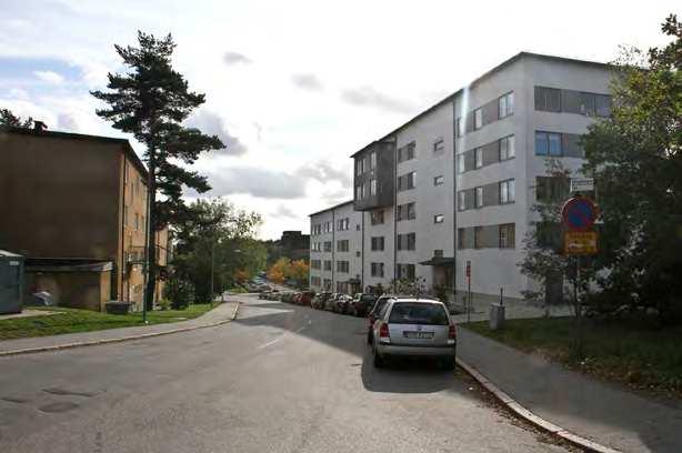 Fasaderna består av tegel i lera kulörer och har kraftfulla balkonger.