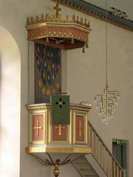 Portarna utgörs av halvfranska pardörrar från nämnda år, täck- och lasyrmålade i grå respektive blå nyanser med inslag av guld. Till sakristian är en halvfransk dörr.