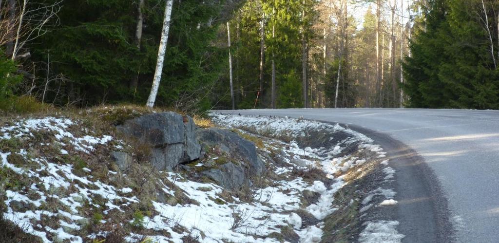 Figur 15: Förslag på åtgärder Förstärkning av stödremsor Borttagning av berg i ytterkurva alternativt skyddas med vägräcke med