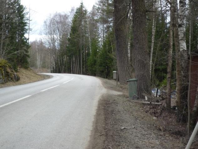 skyddas med vägräcke med underglidningsskydd Förstärkning av stödremsor.