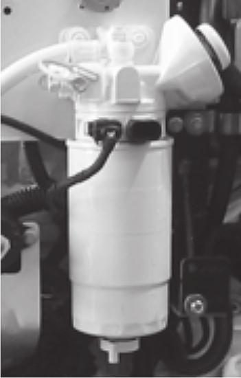 Avsnitt 5 - Underhåll Dränering Det motormonterade vattenavskiljande filtret kan tömmas på vatten och små dammpartiklar genom att öppna avtappningslocket på filtrets undersida. OBS!