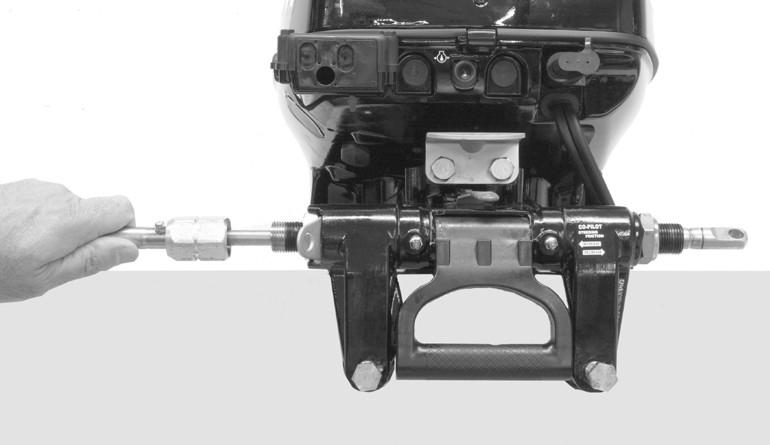 MONTERING AV MOTOR d - Bult (2) - Brick (2) Modeller med mnuell tilt c 28971 c - Låsmutter (2) d - Upphängningsygelns klämskruv (2) Beskrivning Nm l. in. l. ft.