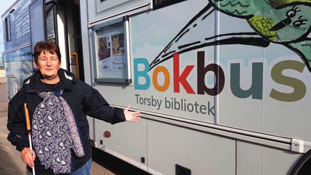 Gunilla Montán Halvardsson framför bokbussen. Foto: Maria Ivansson.