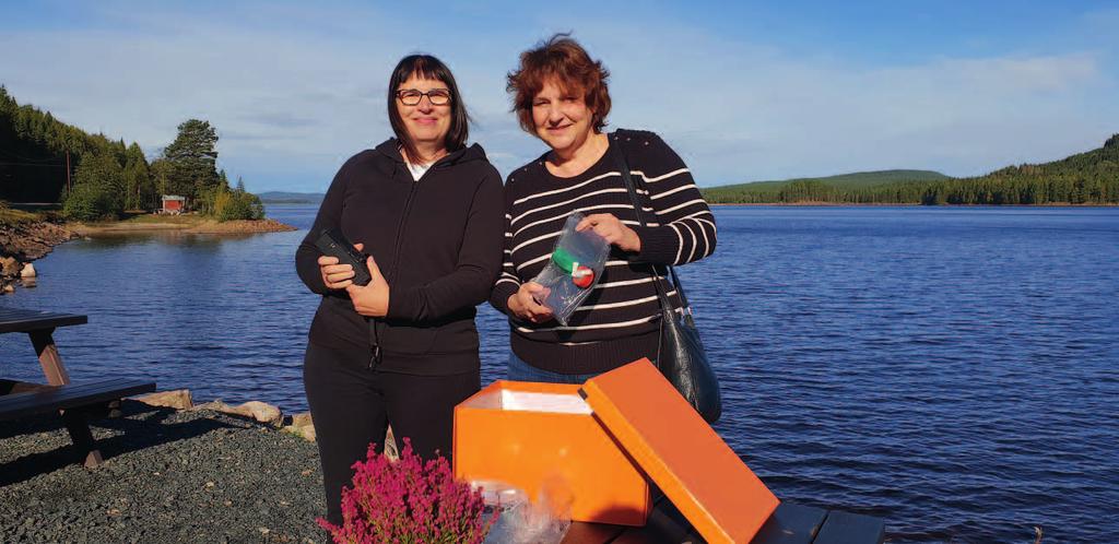 Ingela Bönström Brusgård och Elisabet Olsson är två av projektledarna. Här visar de bra saker att ha i en krislåda. Ingela håller i en vevradio och Elisabet en uppblåsbar vattendunk.