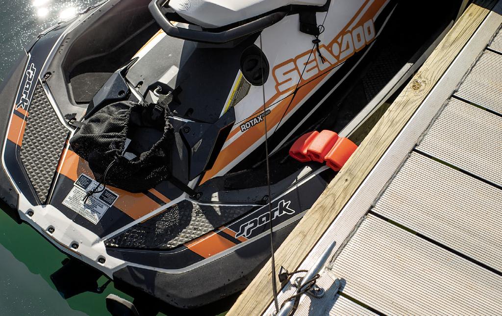 30 SEA-DOO SPARK-TILLBEHÖR Dessa fendrar med snabbfäste är marknadens första när det gäller innovativt skydd mot förtöjningsskador, och snäpps enkelt fast i, och lossas från, de gjutna