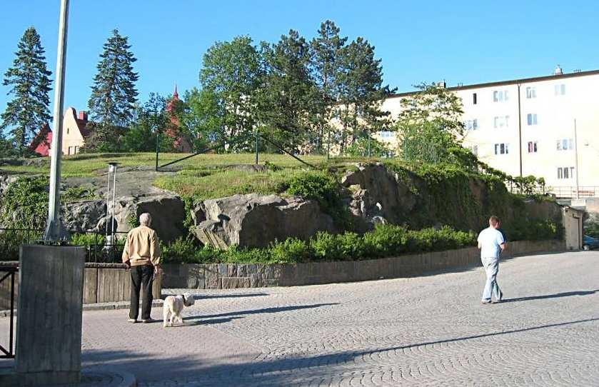 bostadsvåningar med nio lägenheter. Den uppfördes 1936-39 av byggmästare Emil Lindkvist som även var arkitekt.