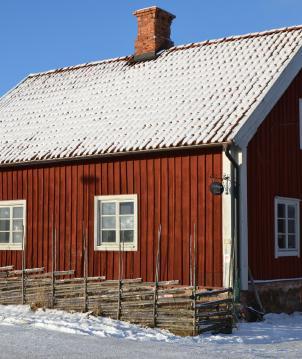 PBL (MÖD Mål nr P 6634-14 från 2015-03-25). Väggbanden med en huggen droppnäsa, 2016. Fotografi Sörmlands museum Huvudbyggnaden bakom gärdesgårdsstaket.