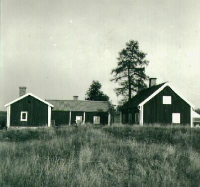 Norr om gården finns numera villabebyggelse från andra häften av 1900-talet.