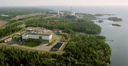 Figur 5-1. Clab är beläget på Simpevarpshalvön. Oskarshamns kärnkraftverk syns i bakgrunden. Figur 5-2. Inkapslingsanläggningen placeras i direkt anslutning till Clab (fotomontage).