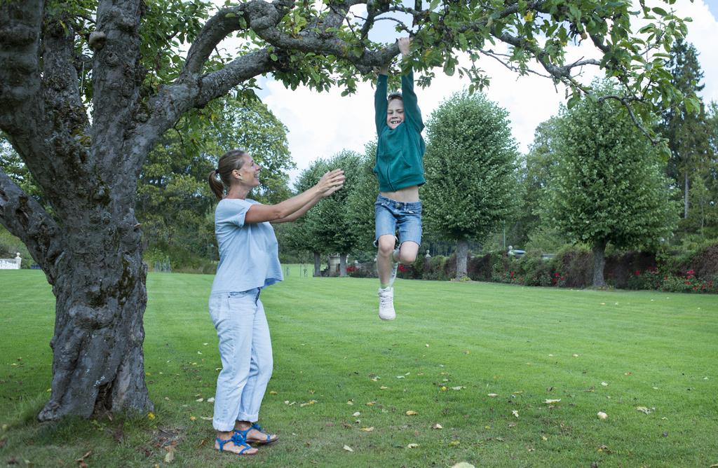 Du får ersättning från olika håll om du blir långtidssjuk Sjukdagar Vilken slags ersättning får du? Dag 1 är karensdag Ingen Dag 2 14 Sjuklön Dag 15 90 Sjukpenning Vem betalar ut?