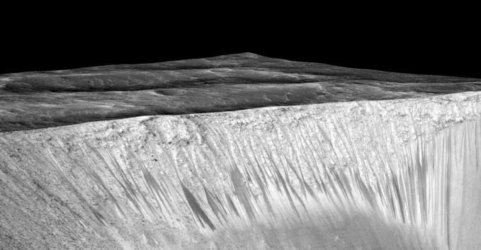 NASA pressrelease måndag 28/9: Stöd för flytande vatten på Mars Man har sedan tidigare vetat att de mörka fårorna på Mars sluttningar ändrar form, som om flytande vatten sipprar fram då och då.