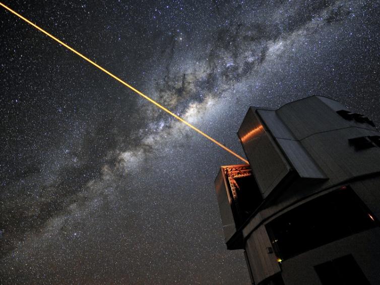 SETI med optiska teleskop III Nutida jordisk laserteknologi tillåter kommunikation upp till ca 1000 ljusår bort (om mottagaren är ett 10 metersteleskop) Strålen smal när den utsänds, men
