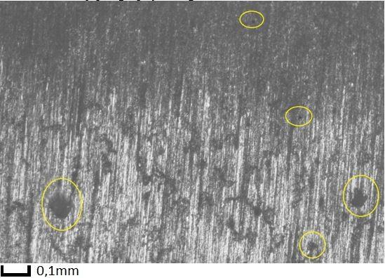Figur 35 nedan illustrerar fördjupningar på ytterringens rullbana. Figur 35. Några gul markerade fördjupningar samt repor på den ytterringens rullbana hos rullager (B). 6.