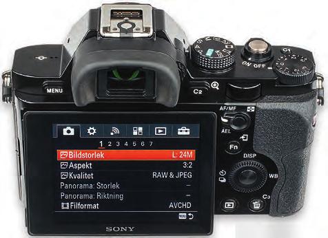 Canon 6D har ett större och bättre utformat grepp än D610 och ligger bättre i handen. Nikon har däremot bättre reglage, inte minst styrplattan på baksidan som känns något stum på 6D.