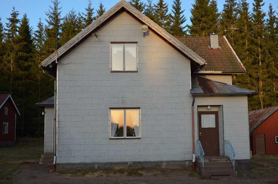 Tomtmark Bostadsbyggnad Åkermark Ekonomibyggnad Summa 180 000 kr 468 000 kr 100 000 kr 31 000 kr 779 000 kr Bostadsbyggnad Bostadsbyggnad uppförd i liggande timmer i 1 1/2 plan på torpargrund av