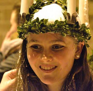 Lucia i världens längsta kyrka 8 Lucian Tilde Fång Norman frigörs från stearin. (Bilden något beskuren). I december var Ungdomskören i Lötenkyrkan till Liverpool.