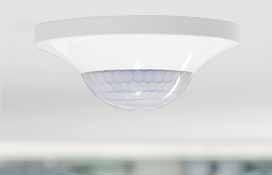 För att styra belysningen utifrån både rörelser och ljusstyrka, räcker det med en enda ARGUS närvarodetektor, i taket ovanför skrivbordet i varje rum.