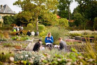 På campus finns också tillgång till restaurang, café och datorsalar. På campus finns runt 150 studentbostäder och det är även möjligt att hyra bostad i närliggande Lomma, Åkarp, Arlöv eller i Malmö.