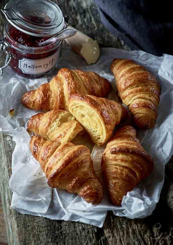 saffranscroissant Vatten kokande 900 Extra Bagerivetemjöl KåKå 1 600 Strösocker K525 175 Jäst Bageri 75 Havssalt 33 Saffransextrakt 60 till kavling Osaltat smör 1 000 Total degvikt: 3 843 Antal