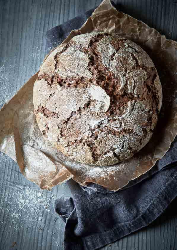 100% råg med rökt salt raskdeg Vatten 60 C Rågsurdeg egen Rågmjöl Grovt Havssalt 1 200 2 500 1 500 36 bortgöring Rågmjöl Fint Vatten Havssalt med röksmak 3 000 75 Total degvikt: 9 861 Antal enheter: