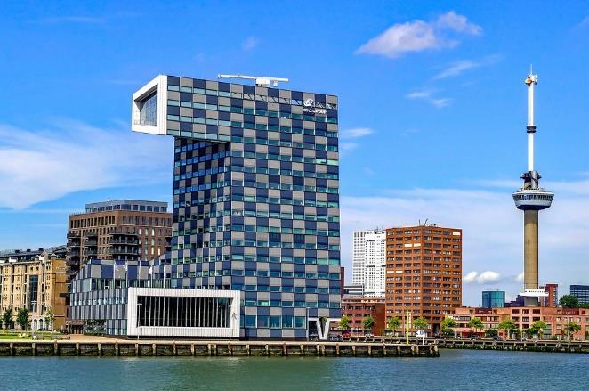 De uppseendeväckande husen ligger på framträdande plats mitt i Rotterdams stadskärna. Piet Blom ritade dem 1984.