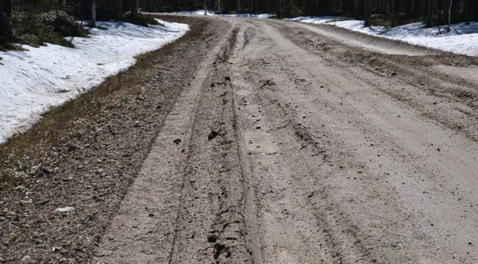 Fysiska sammansättningen av jorden är sådan som tillåter kapillär vattentransport, det vill säga att jorden skall ha lämplig permeabilitet (=tjälfarlig jord) Om det tjälfarliga materialets egenskaper