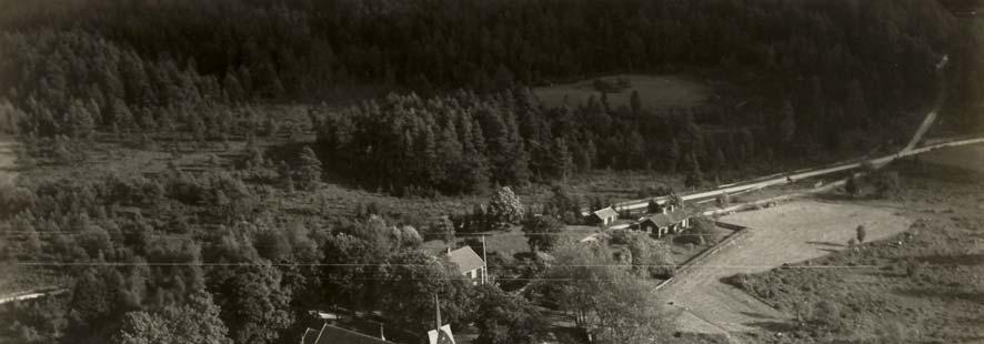 Beskrivning och historik Kyrkomiljön Torskinge kyrkby är belägen i ett öppet odlingslandskap mot norr samt svagt kuperad stenbunden hagmark mot söder och väster.