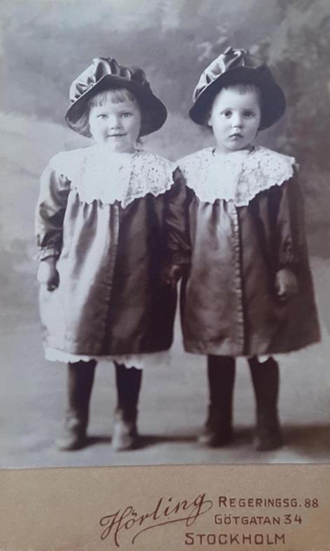 1914 och d i Norrköping (källa Bo Kullander) Fotografens tvillingdöttrar Boy