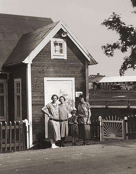 Lilly var fotograf i någon ateljé i Örebro innan hon öppnade eget i Skellefteå 1919-09-17.