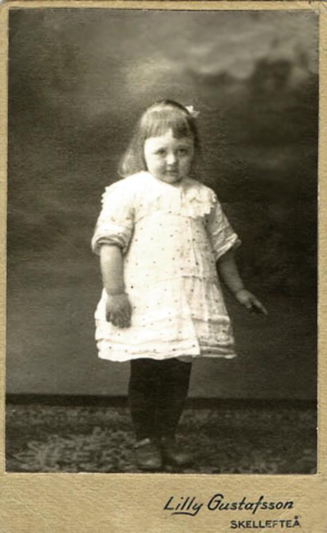 De fick inga barn (källa Louise Westberg) 1926 1924 Lilly Gustafssons fotoateljé med Lindqvists ladugård på