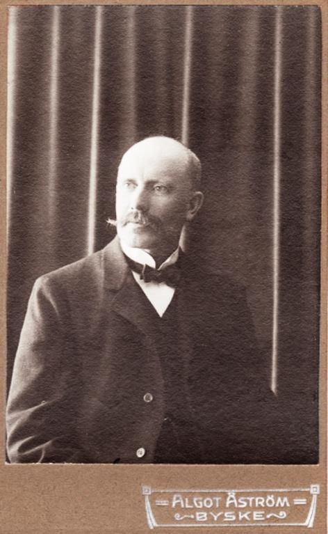 Algot Åström (1864-08-11 1940-09-24) f och d i Byske. Han gifte sig 1892-07-31 med Erika Berglund (1862-1923) f i Furuögrund, Byske och d i Byske. De fick minst ett barn.