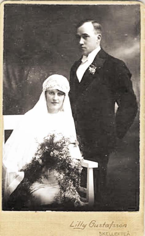1930 Småskollärarinnan Svea Vikman (1902-1988) f i Grundträsk, Arvidsjaur och d i Piteå gifte sig 1930