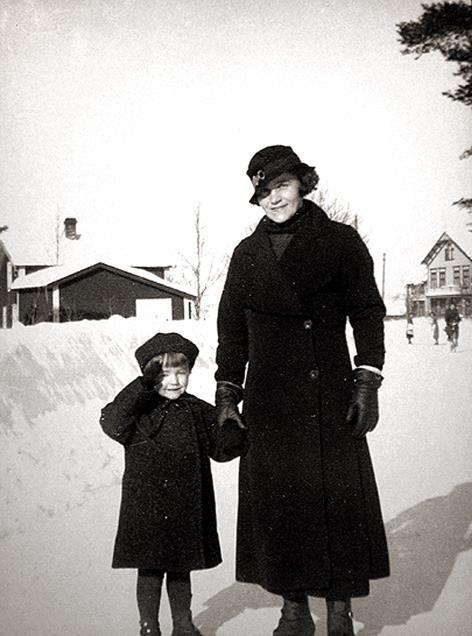 Hon arbetar under sommaren 1924 i Lysekil och tar sedan anställning hos fotograf Lilly Gustafsson i Skellefteå.