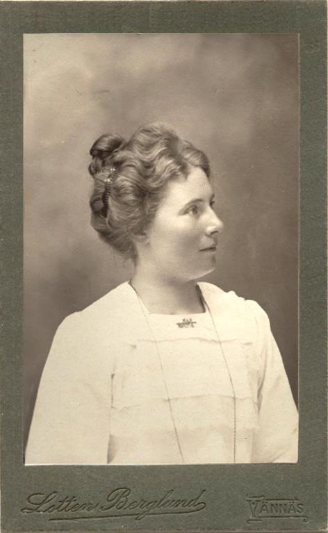 Hon hade ateljé i Vännäs under åren 1910-1912. Förmodligen utbildade hon sig till fotograf hos Hulda Rådström i Åsele.