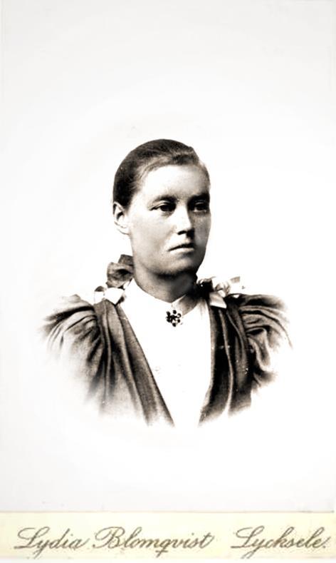 Hon gifte sig 1902-08-28 med jägmästare Albin Ekman (1864-1934) f i Grangärde Dalarna och d i