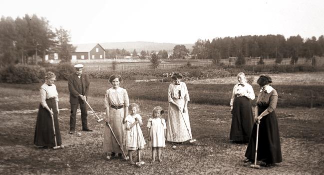 finns som skildrar det dagliga livet eller som visar vyer över framför allt Bureå. 1922 Maja Åström f Nordgren (foto Maja Åström) Maja är drivande och arrangerar danstillställningar i ateljén.