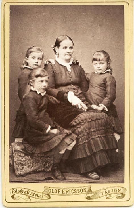 Efter giftermålet flyttade han till Hammerdal i Jämtland 1871-1894. Därefter blev det Visby, Söderköping och Brännkyrka. Ateljé O.