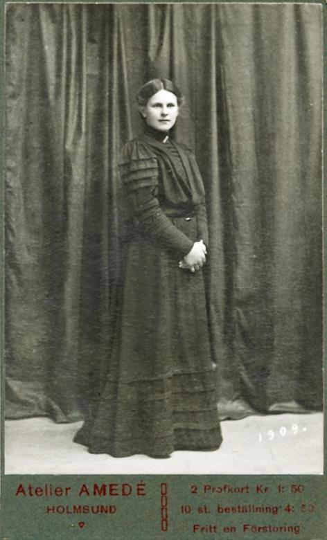 Östanbäck, Byske fs och d i Östersund gifte sig 1908 med Milda