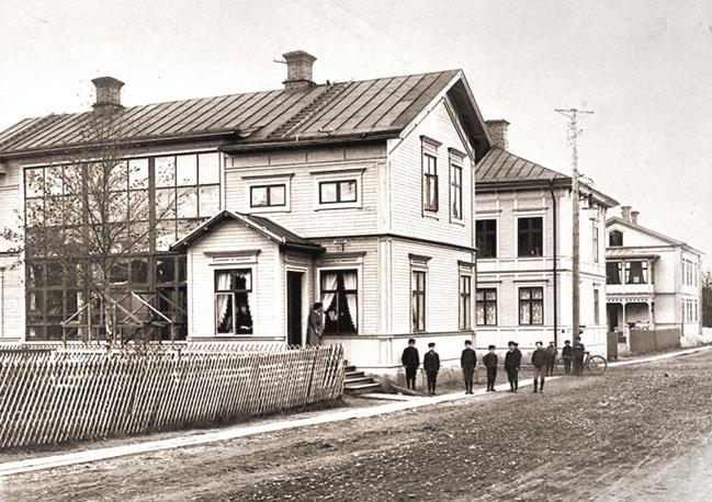 Stadstjänaren Carl Franke och f.d. lindansösen Josefina Riego och numera fotografen, gifte sig 1865 och flyttade till Luleå. Carl får en tjänst som stadstjänare i Skellefteå.