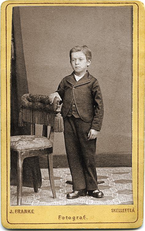 10. Johan Napoleon *1883-06-24. Inskriven i Skellefteå sjömanshus 31 aug. 1899. Ett tag fotograf i Härnösand.