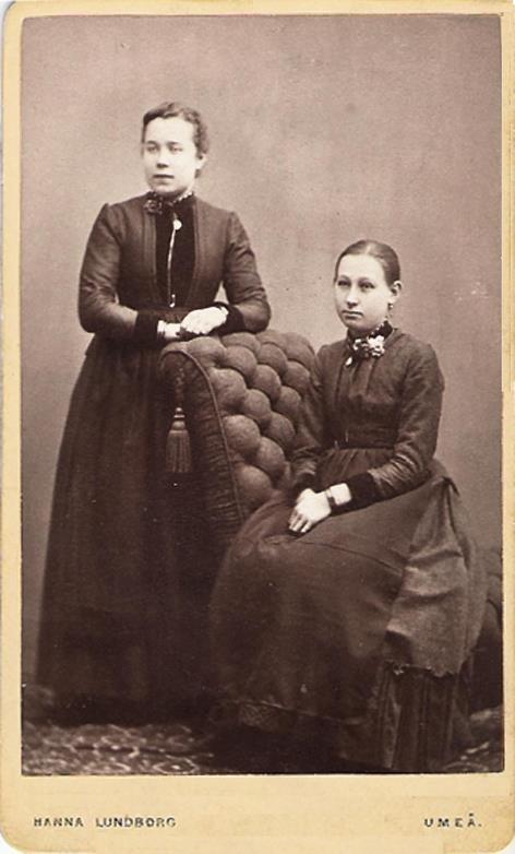Åren 1882-1883 hade hon ateljé Hanna Lundborg i Piteå. Därefter flyttad hon en kort tid till Stockholm innan hon 1883 tog över Stridbergs ateljé i Umeå och drev den under namnet Hanna Lundborg.
