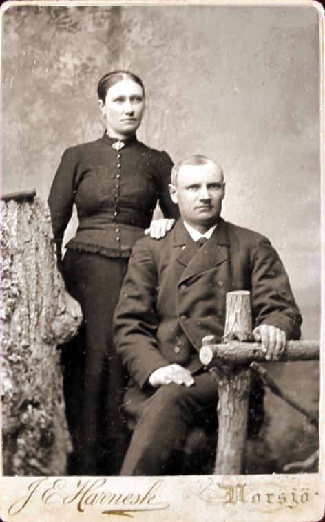 Ca 1898 Harnesk, Boden I Boden-huset till vänster började Jakob Elof fotografera 1885. Bilden tagen senast 1905. Ateljén kallades hela tiden J. E. Harnesk utom den första tiden i Boden då han först kallade den för Harnesk och sedan Jac.