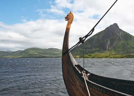 På bilden syns en båt som är byggd som båtarna på vikingatiden. Foto: Colourbox För ungefär 6 000 år sedan började människorna i Sverige lära sig odla växter och föda upp djur.