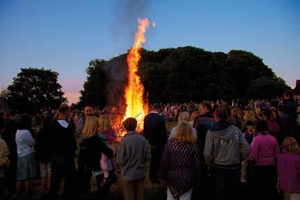 Valborgsmässoeld, kallas också majbrasa. Foto: Colourbox Maj Den 1 maj är en högtid för arbetarna. Den har firats sedan 1800-talet i många länder. Första maj är en helgdag.