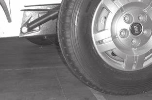 För anvisningar om främre domkraftfäste och för byte av hjul se bilens instruktionsbok. Domkraftsfäste HJUL Däcken skall kontrolleras regelbundet avseende lufttryck och slitage.