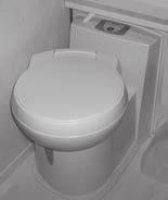 Då toalettens tank är nästan full tänds nivålampan vid spolningsknappen. Töm tanken innan nivålampan tänds.