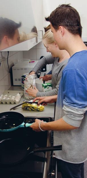 Konstatia går bort till de kortspelande ungdomarna. Ska vi sätta igång och göra pannkakor med det vi har så får vi se hur långt det räcker? frågar hon. Vi ska bara spela klart, svarar en av dem.