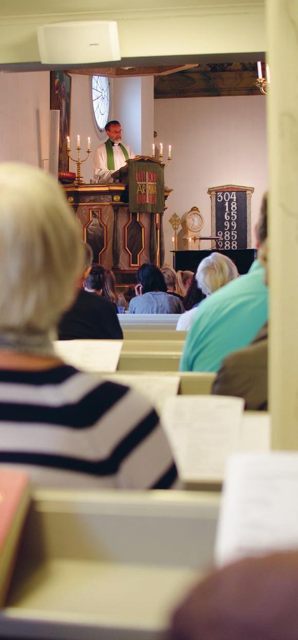 6 Möten och växt Glada leenden och välkomnanden möter dem som kommer in i entrén till Träslövsläge kyrka från den ruggiga söndagsförmiddagen utanför.