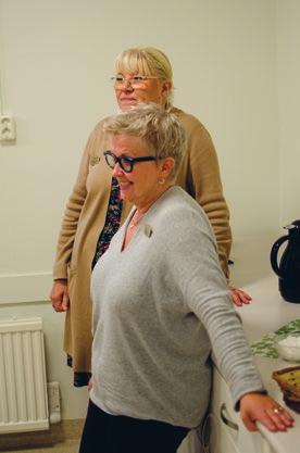 När gudstjänsten är slut blir det trängsel i mittgången för att komma ut. En del konfirmander klättrar över bänkarna för att få en bättre position men fastnar ändå i kön som leder ner till källaren.